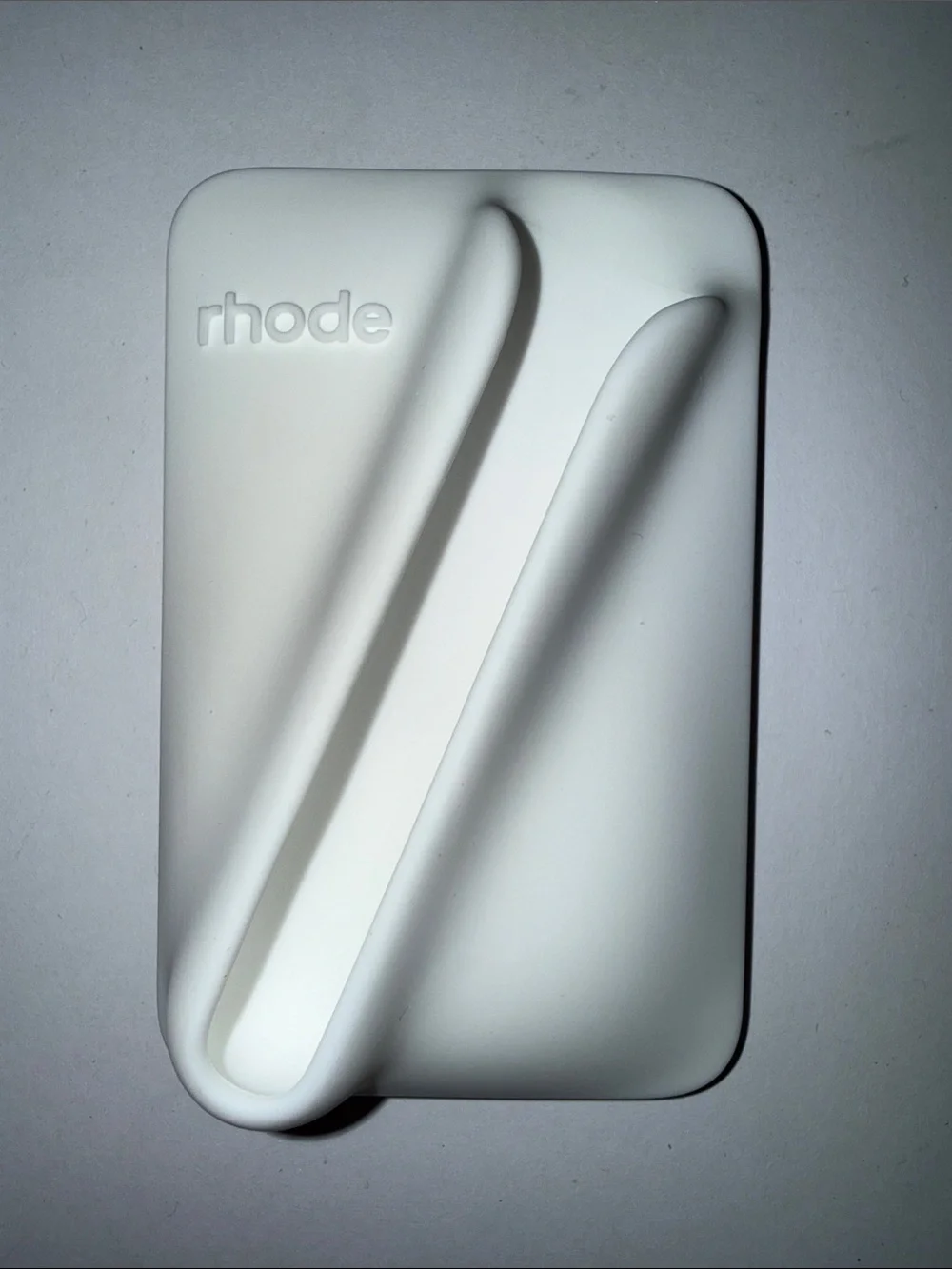 RHODE White Silicone Phone Holder with Angled Groove